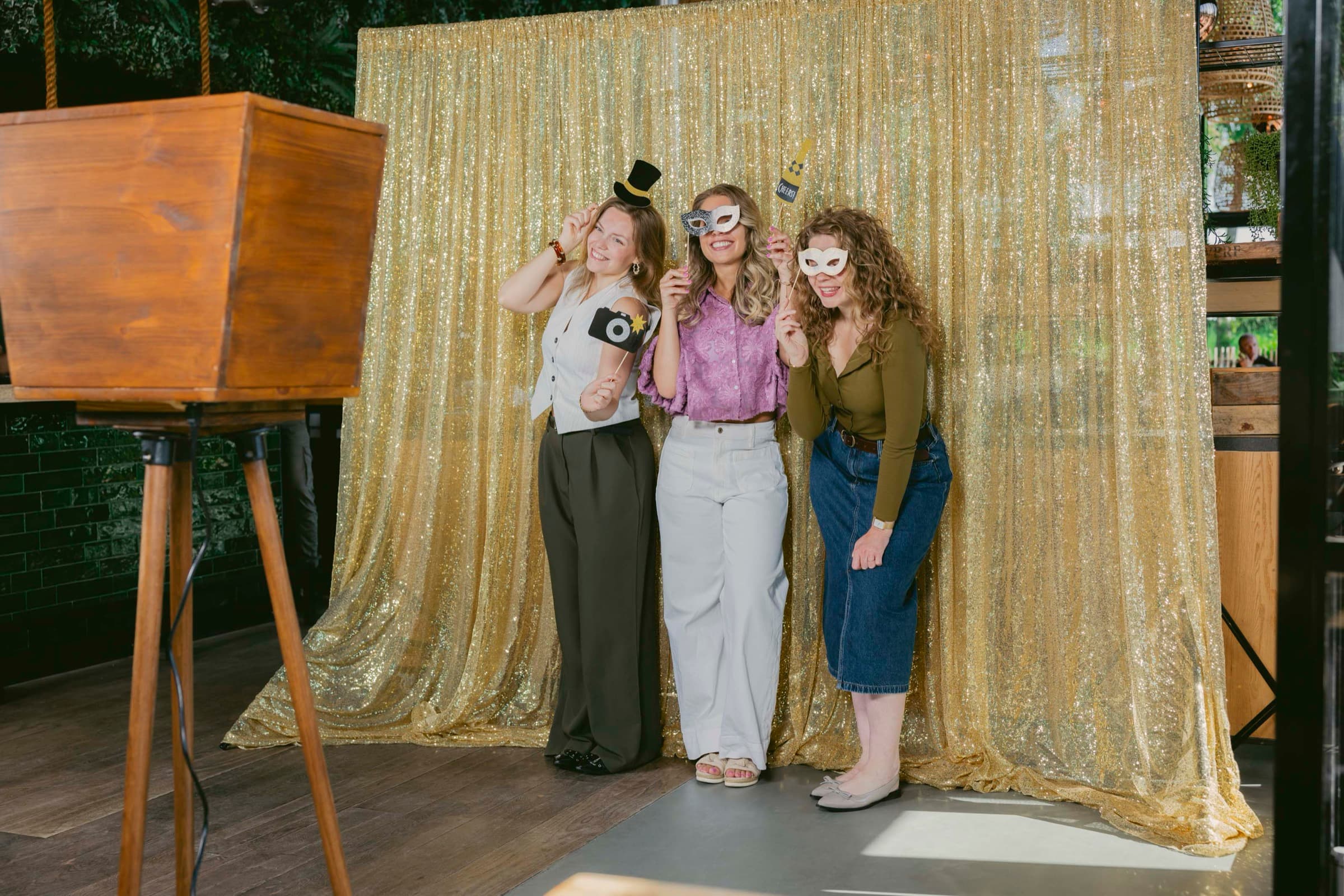 Gasten lachen met premium props in de hand